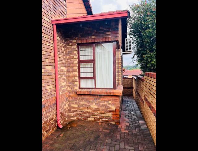 3 BEDROOM HOUSE FOR SALE IN KEMPTON PARK WEST